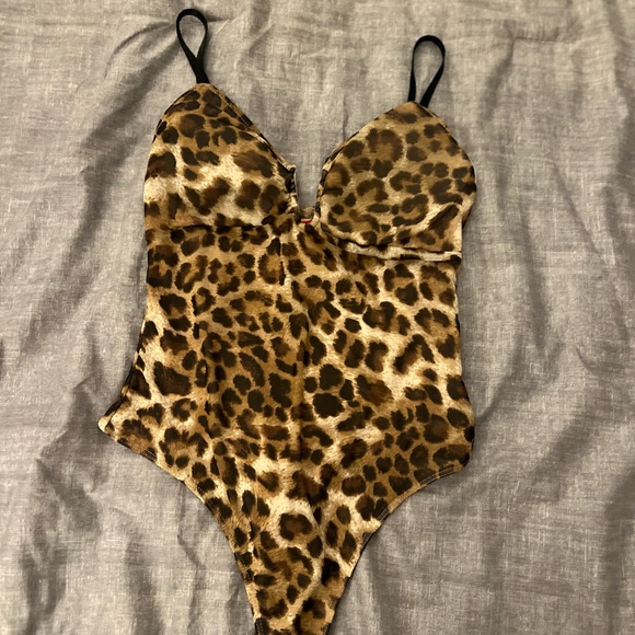 Guess Beige and Leopard Print Garment - Picture 1 of 2